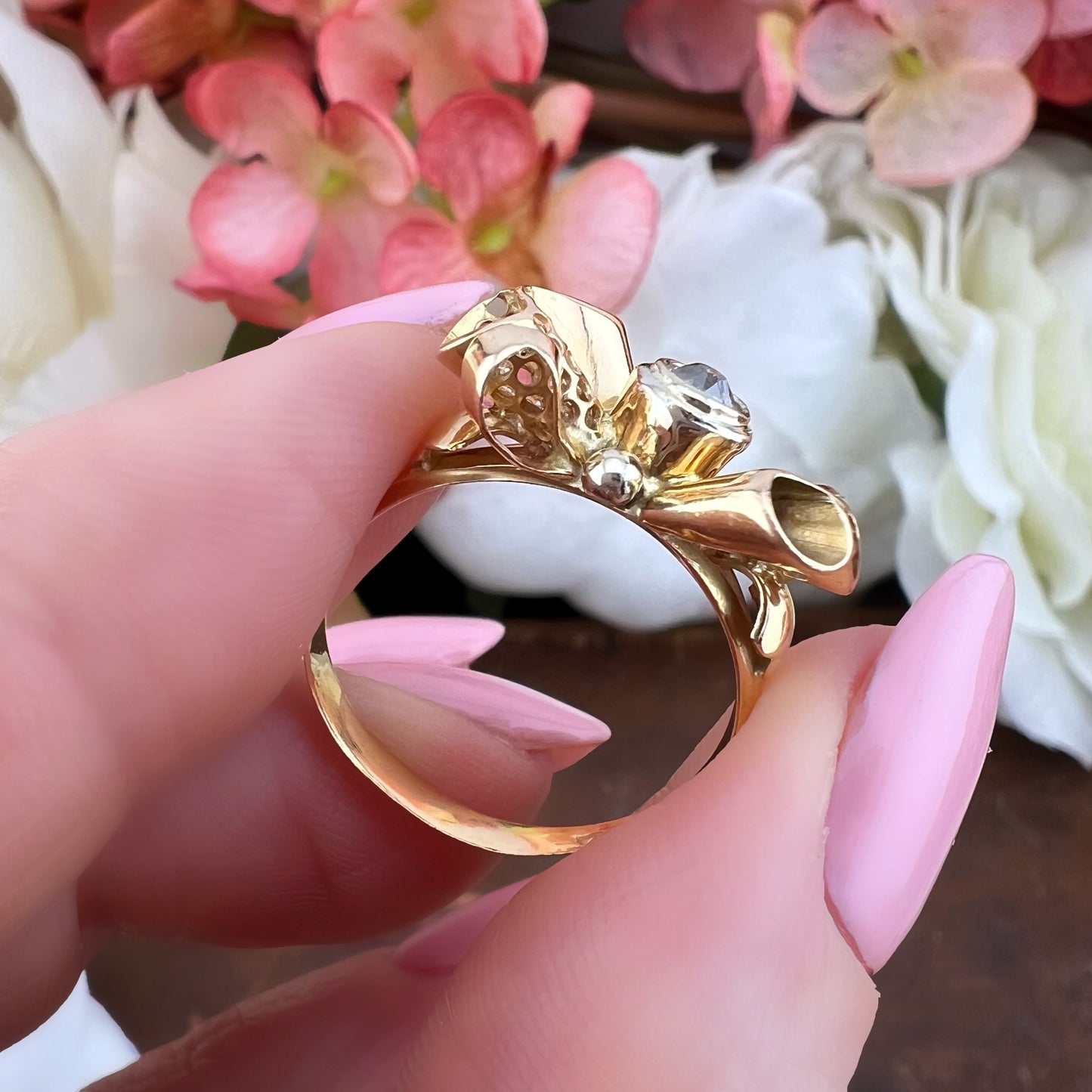 Anello a fiocco pre 1934 in oro 18k e diamante Old Mine