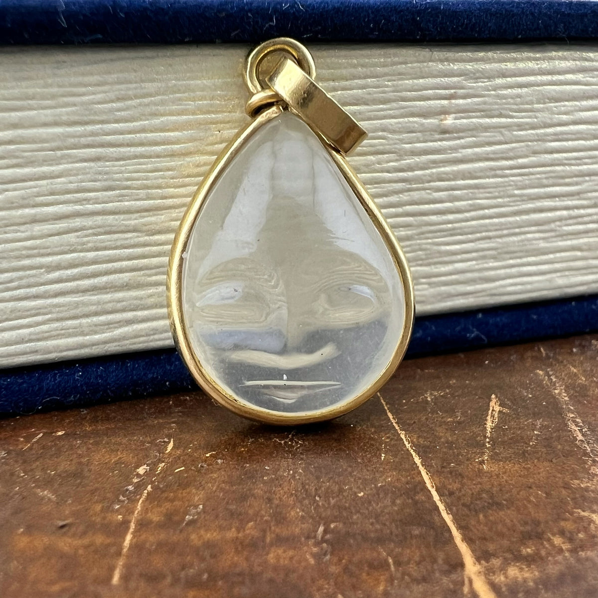 Pendente “volto della luna” in pietra di luna e oro 18 k– Europa, anni ’60