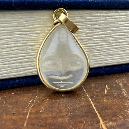 Pendente “volto della luna” in pietra di luna e oro 18 k– Europa, anni ’60