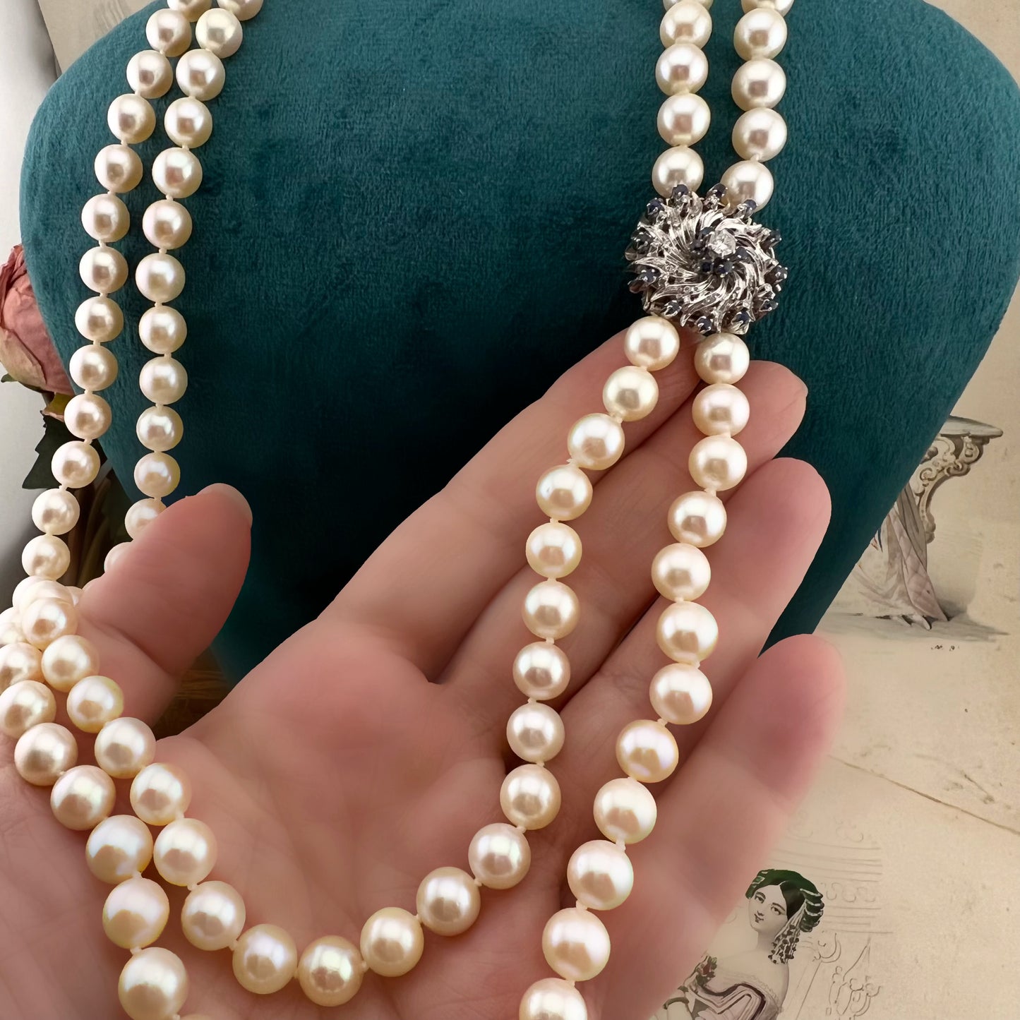 Collana girocollo a due fili di perle Akoya con chiusura in oro bianco 18 kt con diamanti e zaffiri