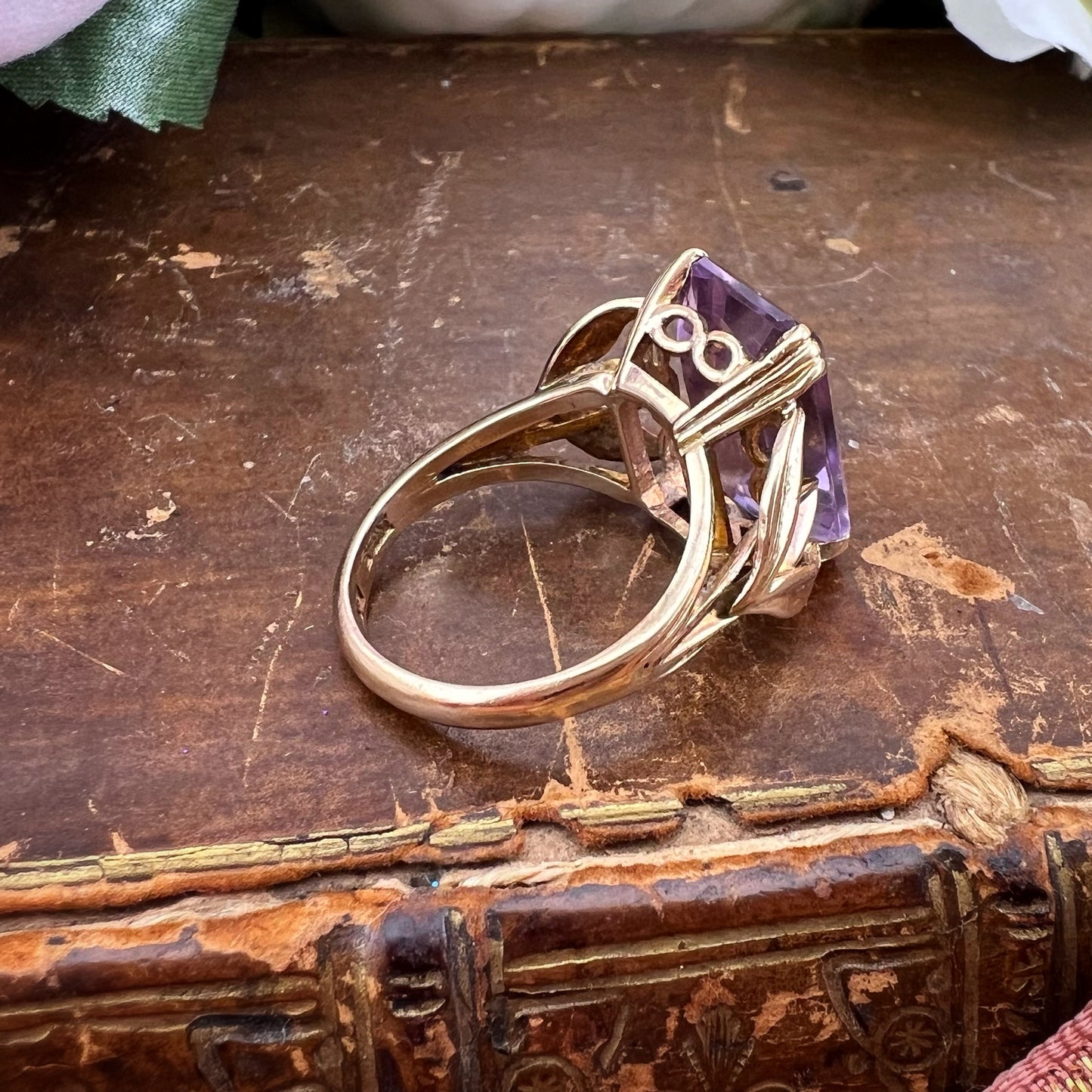 Anello cocktail in oro 9 k con grande ametista, Birmingham 1961