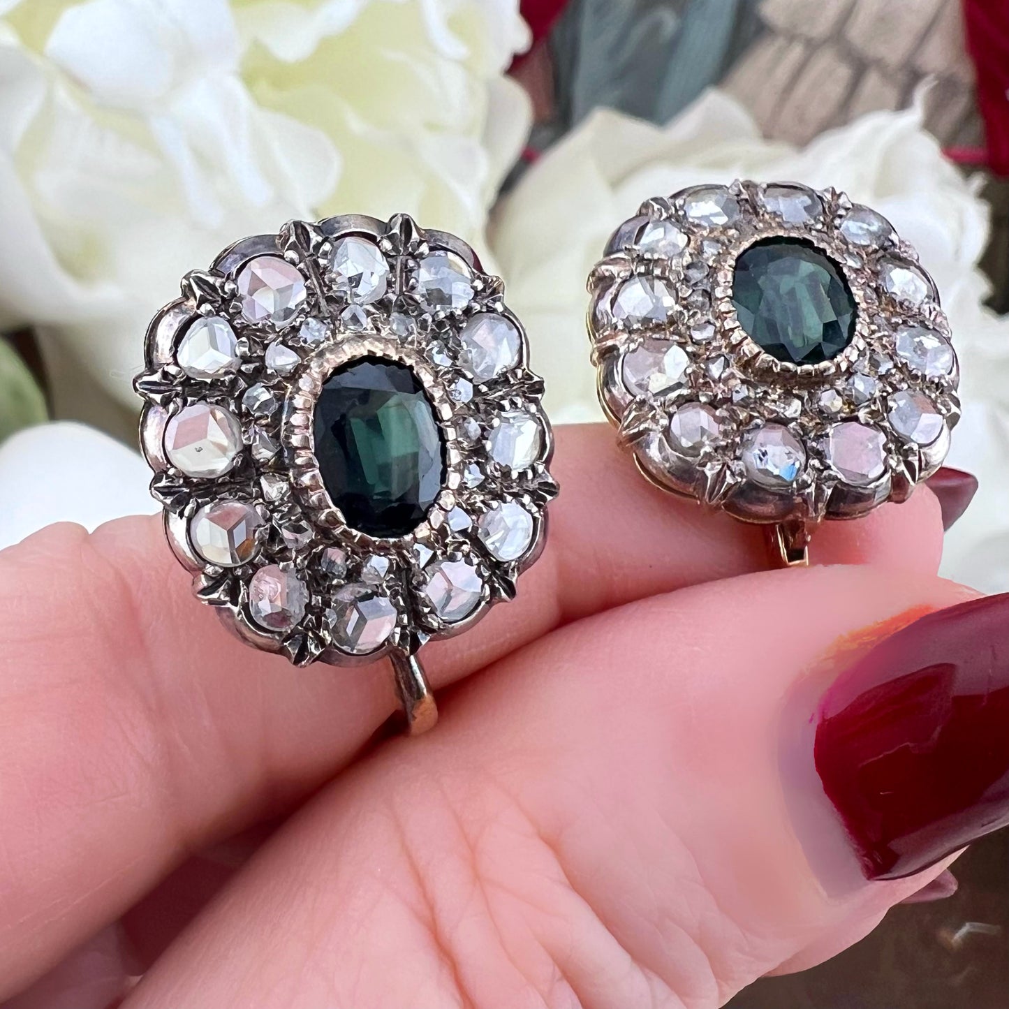 Orecchini margherita in oro/argento con zaffiri verde-blu teal e diamanti
