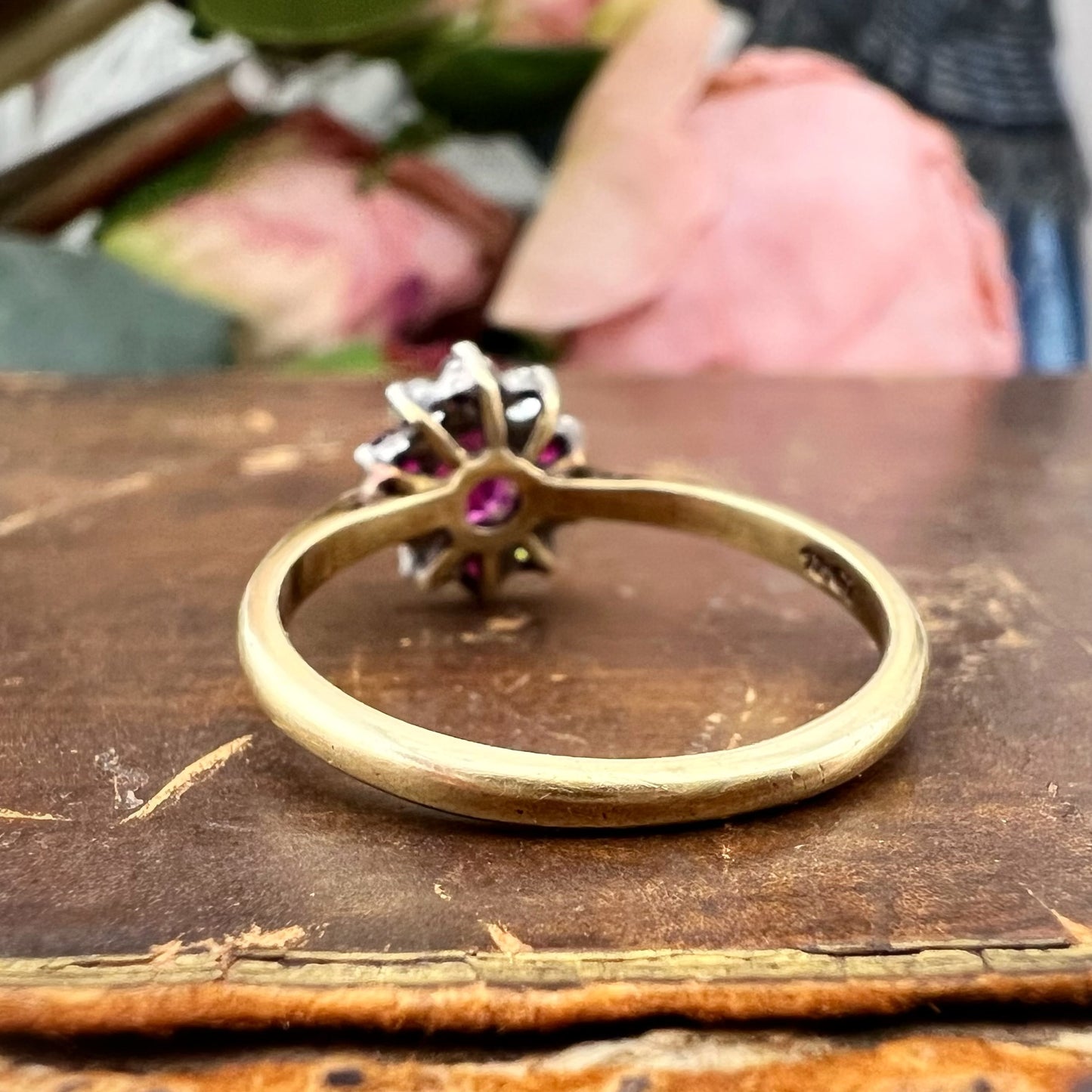 Anello margherita vintage in oro 18 kt con rubini e diamanti, anni ’60