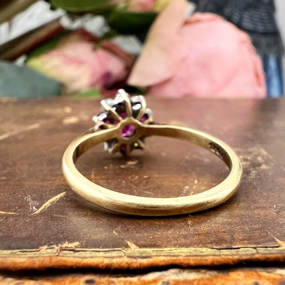 Anello margherita vintage in oro 18 kt con rubini e diamanti, anni ’60
