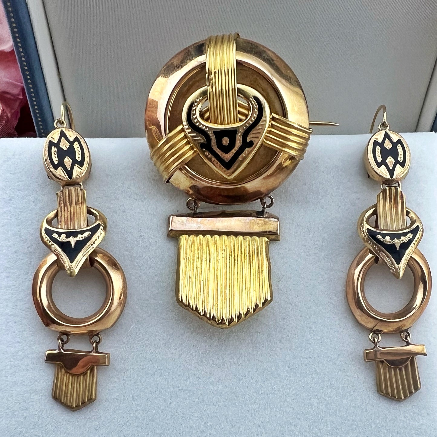 Parure borbonica orecchini e spilla. Oro e smalti Italia centro-meridionale c. 1850