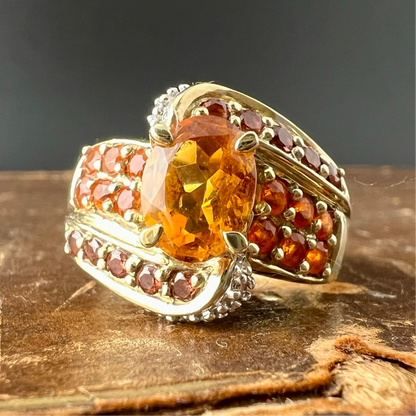 Anello inglese vintage in oro 9 ct. con citrino arancio, opali di fuoco e diamanti