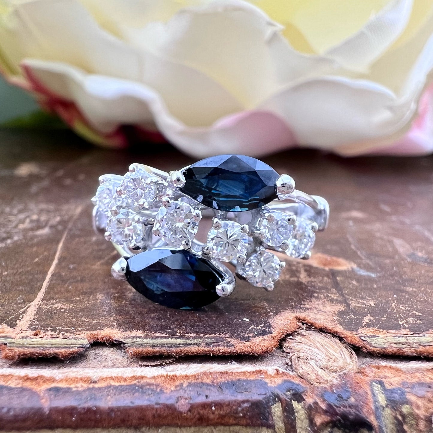 Anello vintage in oro bianco 18k con zaffiri marquise e diamanti