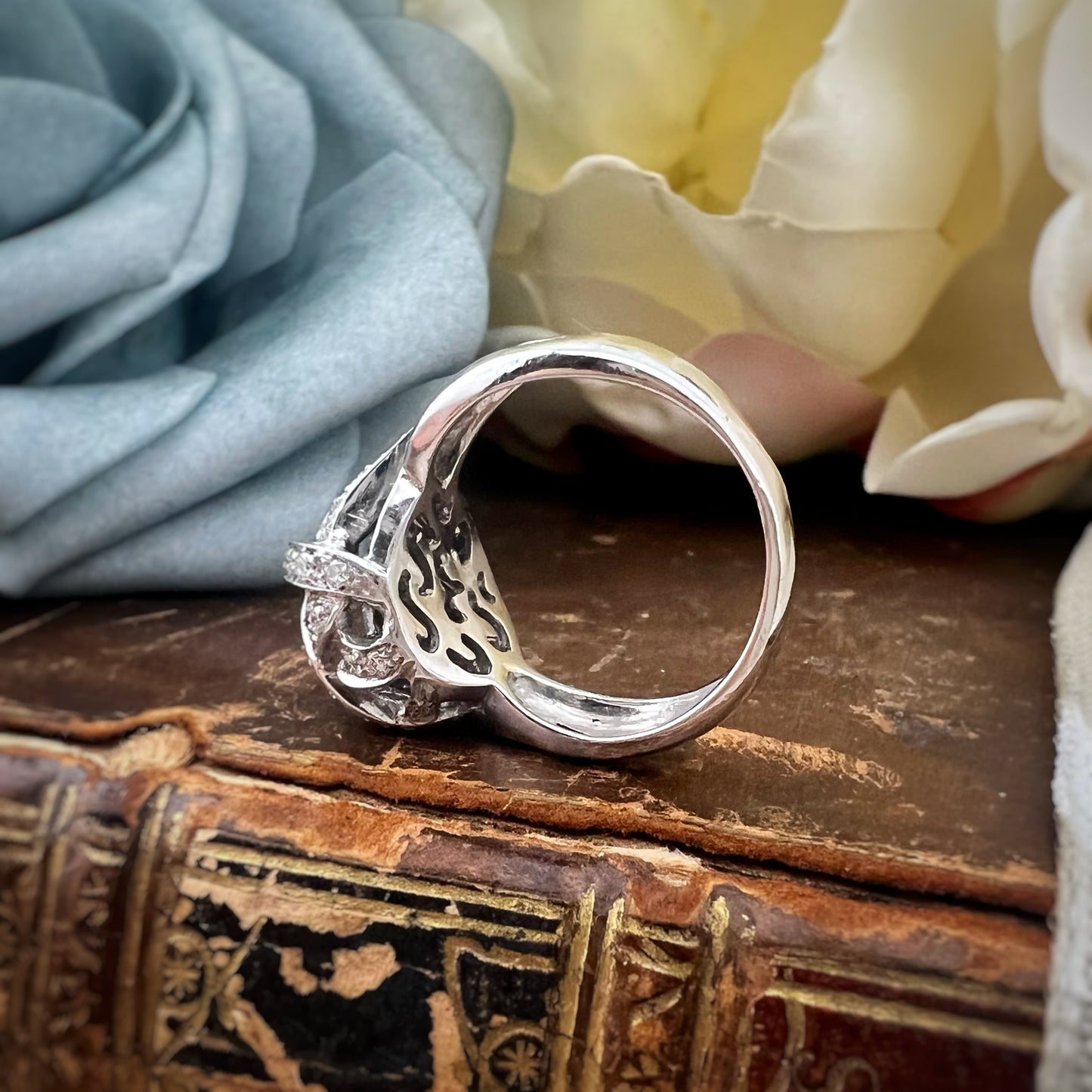 Anello Vintage Italiano “Nodo d’Amore” in Oro Bianco 18K con Diamanti