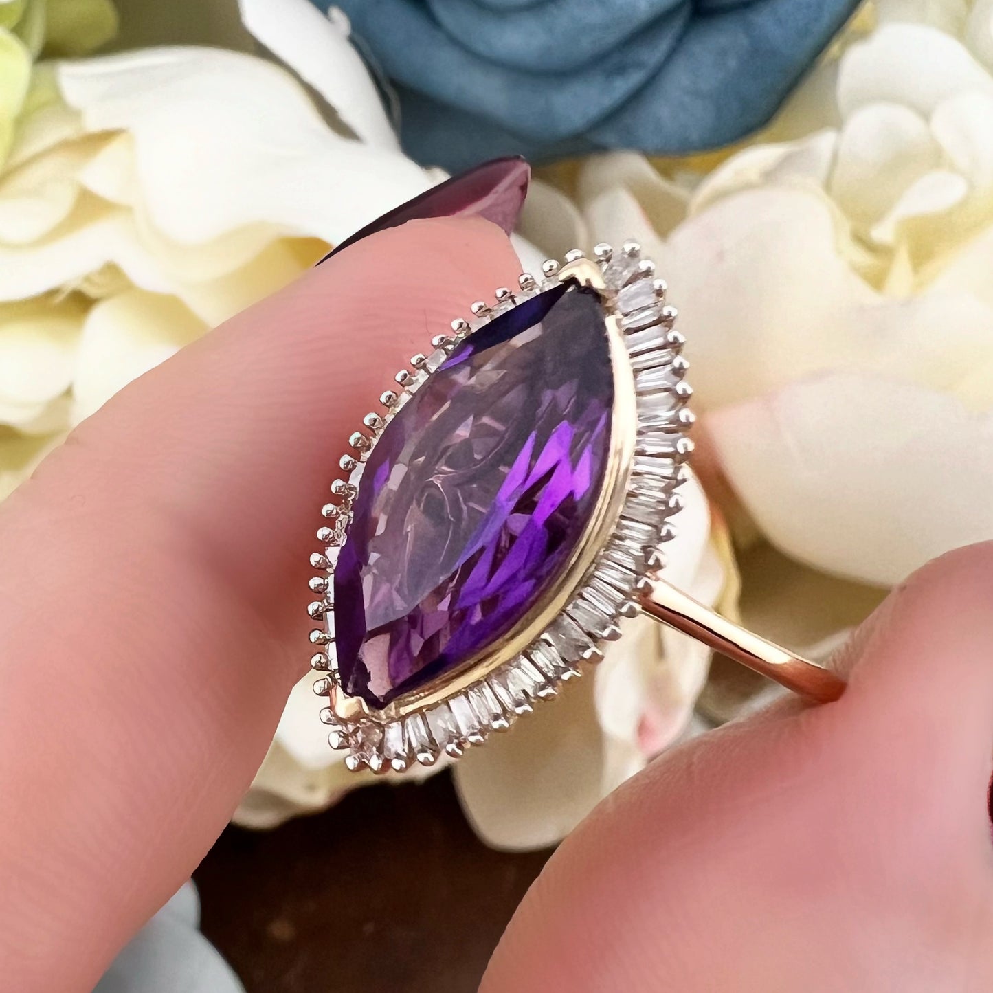 Anello con ametista marquise e diamanti a baguette