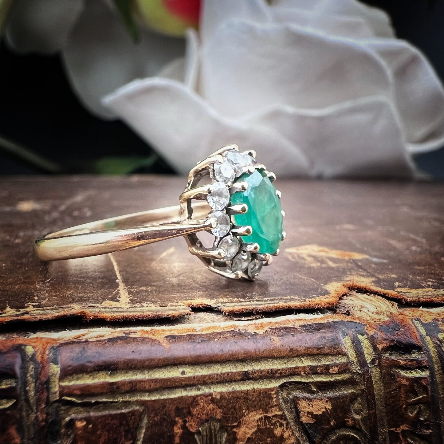 Anello vintage a margherita in oro con smeraldo – Birmingham, 1984