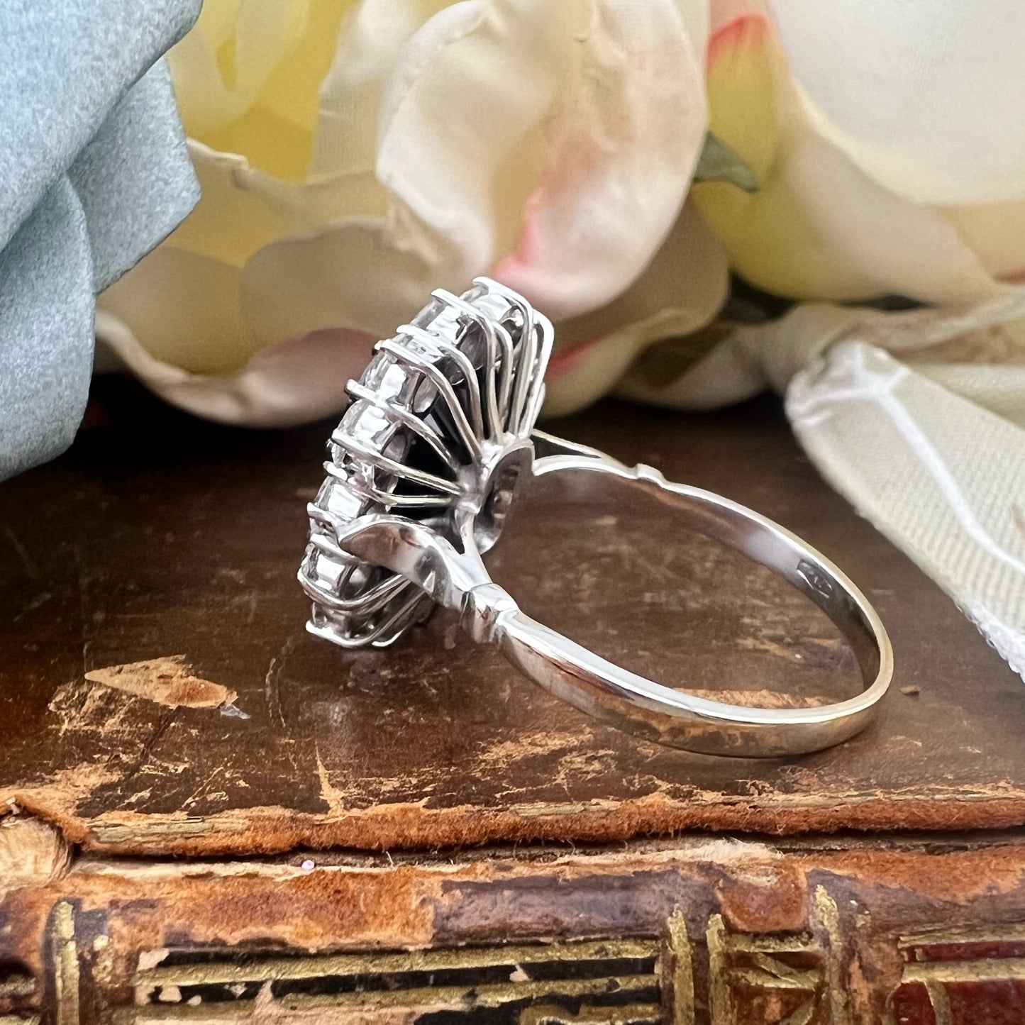 Anello vintage in oro 18K a margherita con zaffiro australiano da 7 ct e diamanti per 1.40 ct