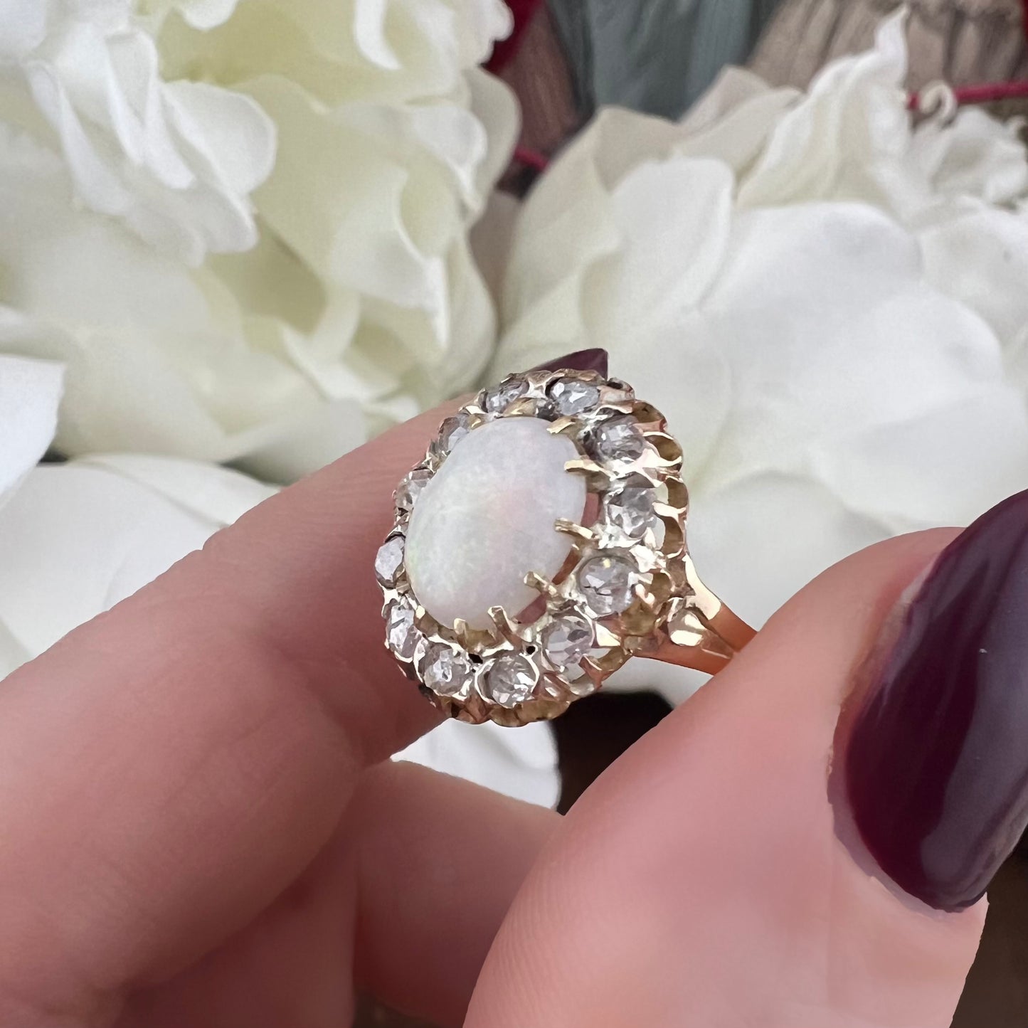 Anello inglese antico edoardiano 1900-1915 in oro giallo 18k, opale cabochon e diamanti