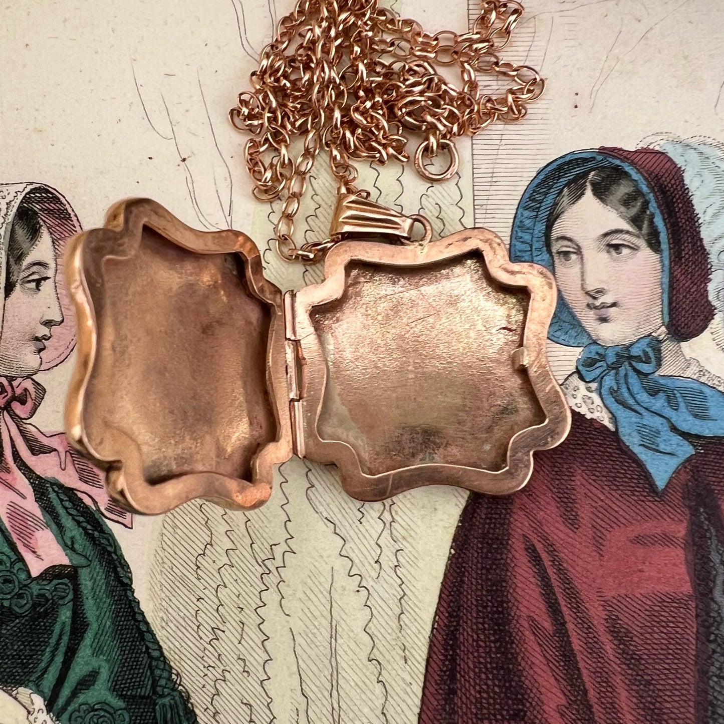 Locket vintage con catena in oro rosa inciso a mano