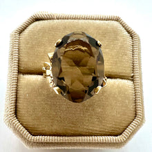 Carica l&#39;immagine nel visualizzatore di Gallery, Grande anello con quarzo fumè e fiocchi in oro giallo
