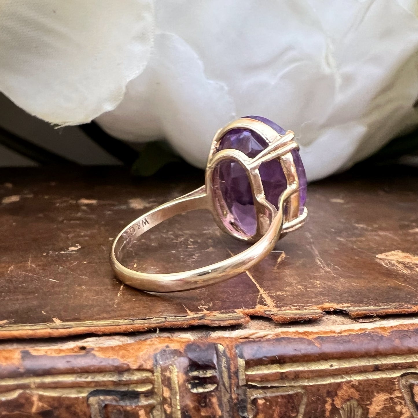 Anello cocktail in oro 9k con ametista taglio ovale ct 9.6, Inghilterra anni ‘60