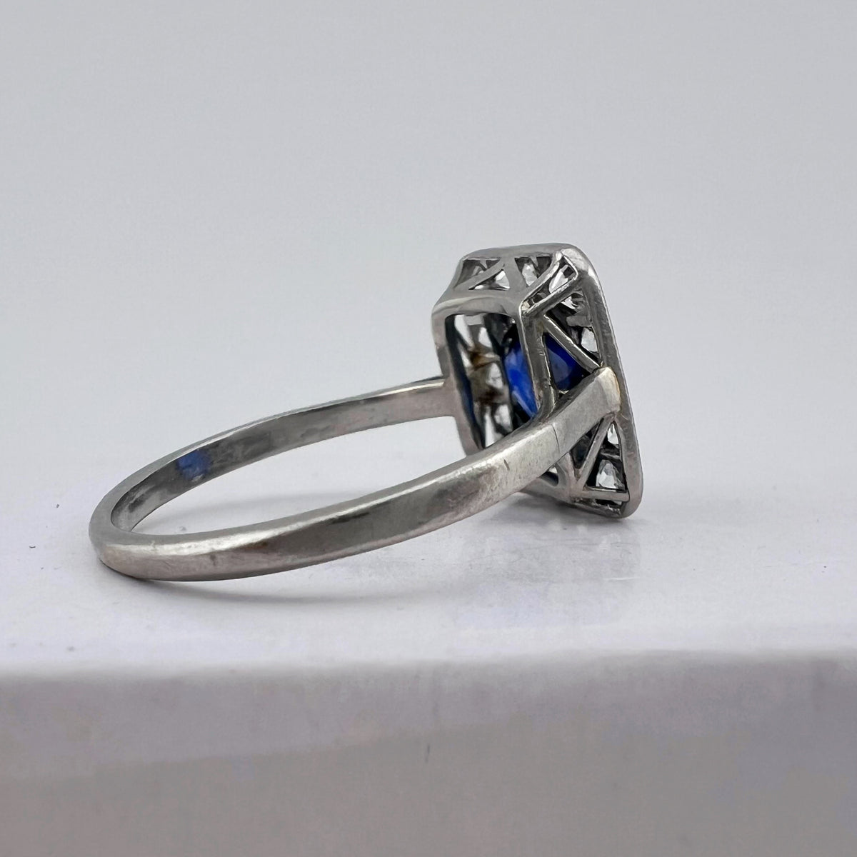 Anello Art Déco in platino con zaffiro e diamanti old mine – Europa, circa 1930