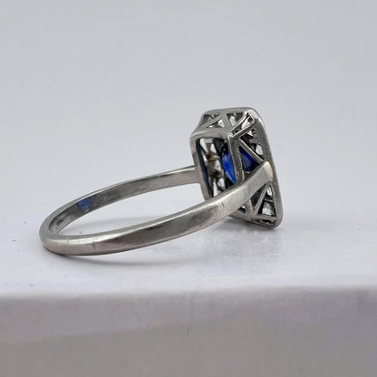 Anello Art Déco in platino con zaffiro e diamanti old mine – Europa, circa 1930