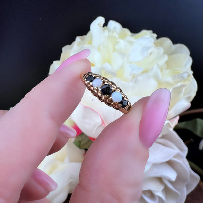 Anello vintage in oro giallo con opali e zaffiri – Birmingham, 1987