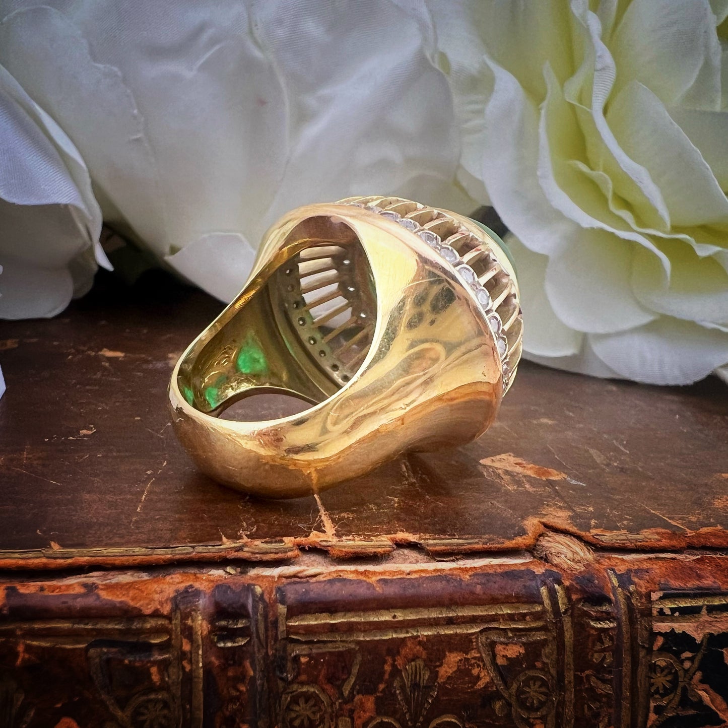 Imponente smeraldo cabochon da 20 ct su oro 18 ct e diamanti