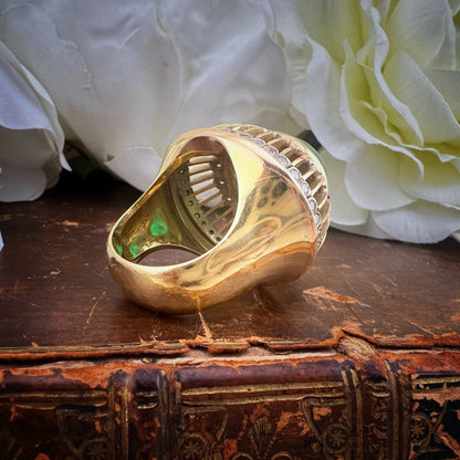 Imponente smeraldo cabochon da 20 ct su oro 18 ct e diamanti