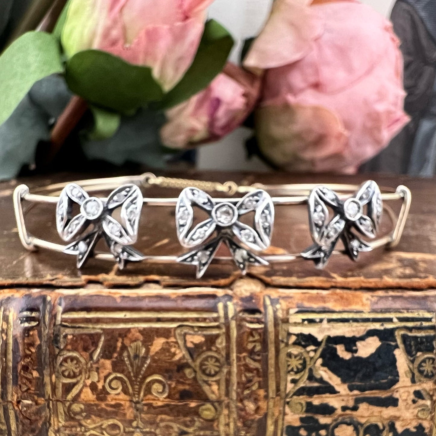 Bracciale vintage in oro 18k con fiocchi di diamanti