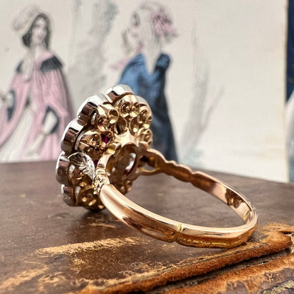 Grande anello a margherita con rubino da 3 ct e diamanti per 2 ct in oro 18k – Italia, anni ’60