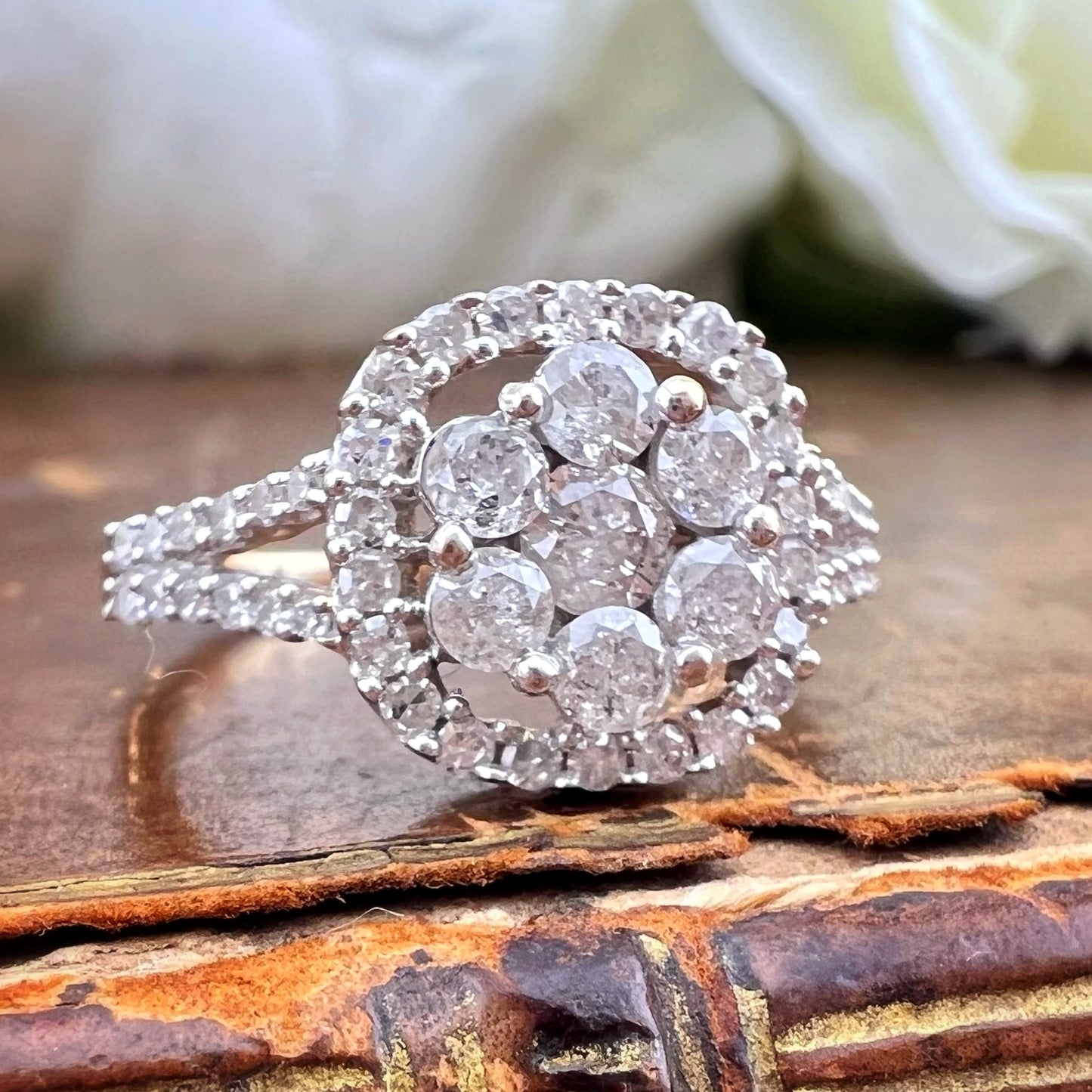 Anello modello Margherita con cornice di diamanti in oro