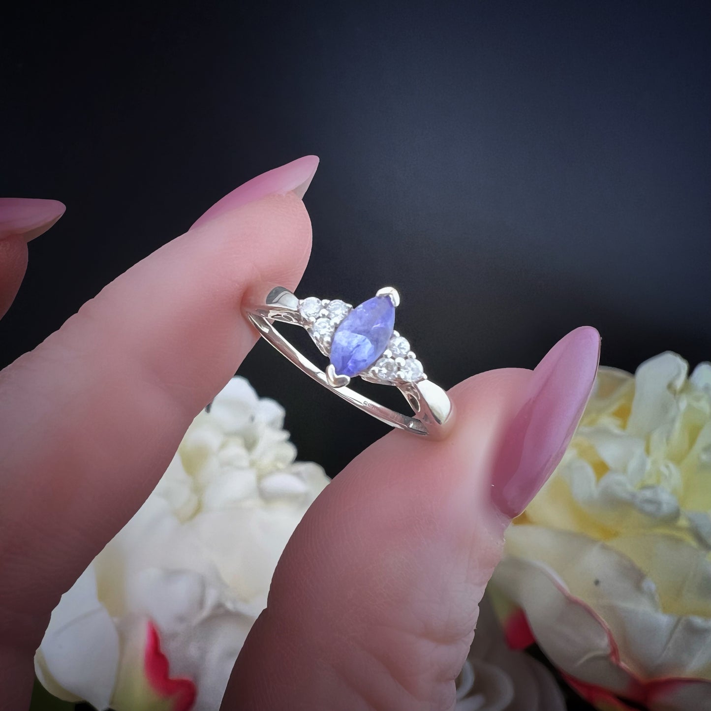 Anello in oro bianco con tanzanite marquise e diamanti