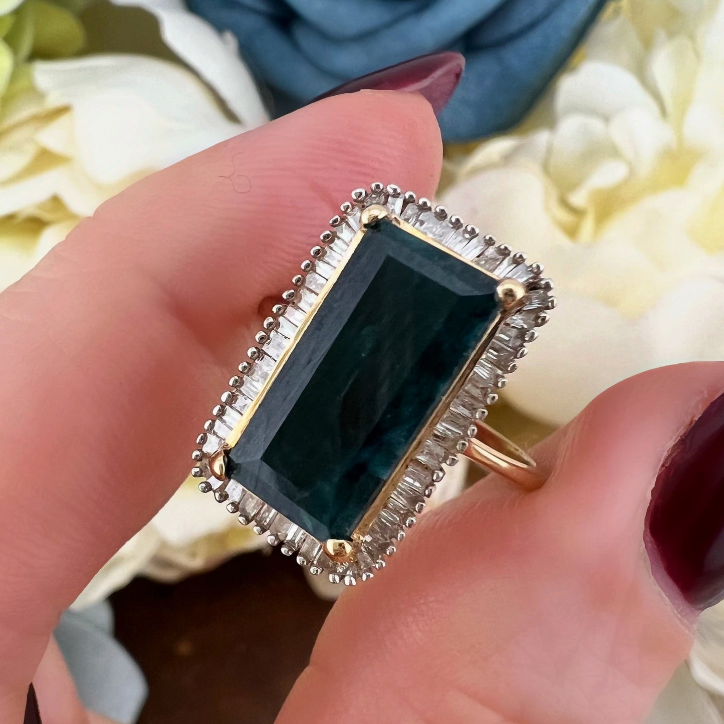 Anello in oro con grandidierite e diamanti baguette