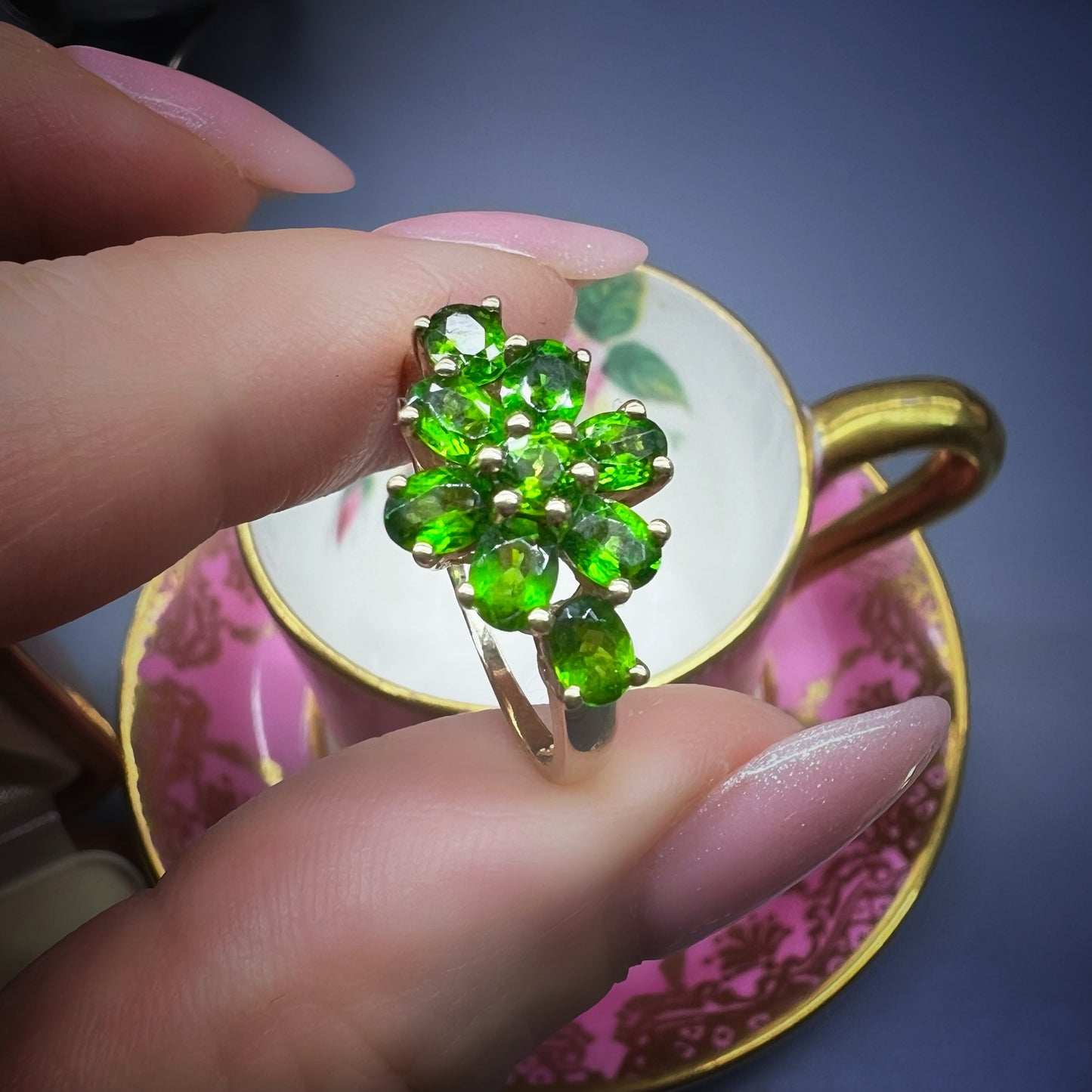 Anello vintage a margherita in oro giallo e cromodiopside