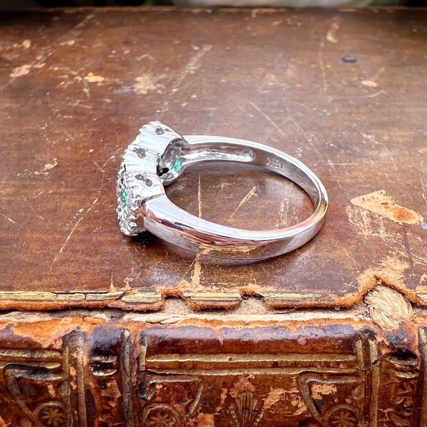 Anello Trilogy con Smeraldi e Diamanti – Oro Bianco 18k