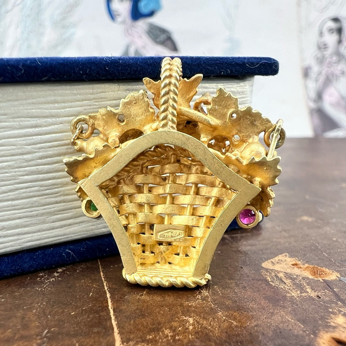 Ciondolo a cestello fiorito in oro 18 k con pietre preziose – Italia, 1948-1968