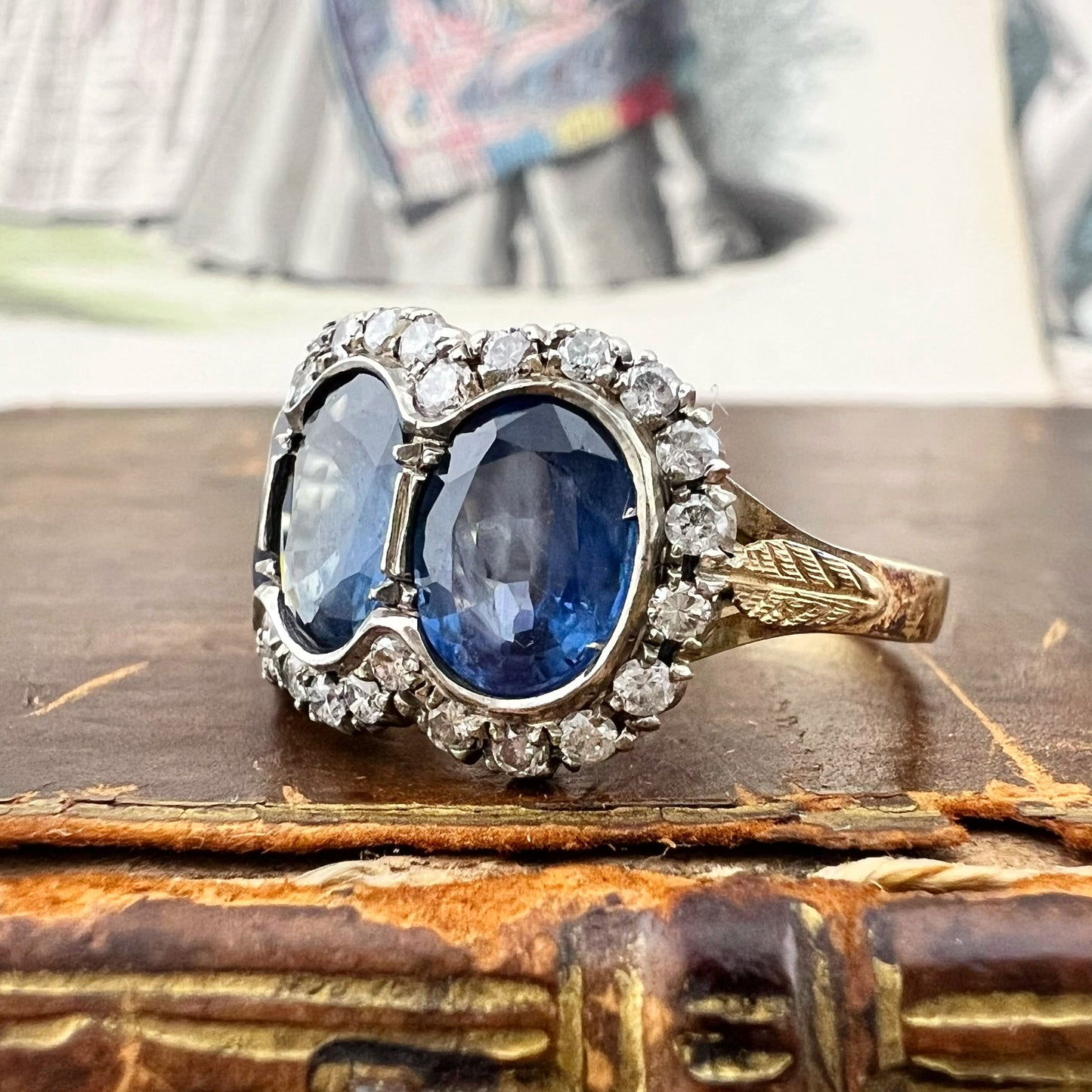 Grande anello trilogy con tre zaffiri naturali per 5 ct e diamanti – Italia, circa 1970 oro 18k