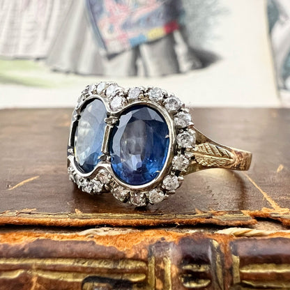 Grande anello trilogy con tre zaffiri naturali per 5 ct e diamanti – Italia, circa 1970 oro 18k