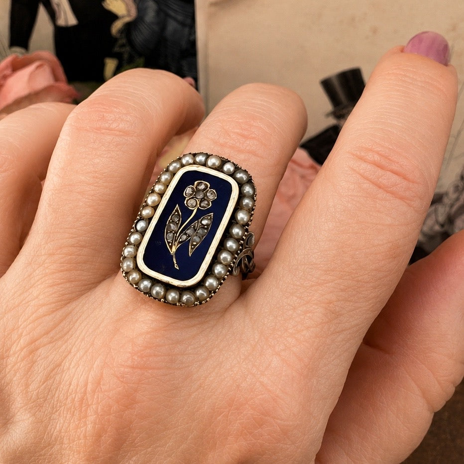 Anello sentimentale “Forget Me Not” con diamanti e perle naturali, Inghilterra 1830-1870