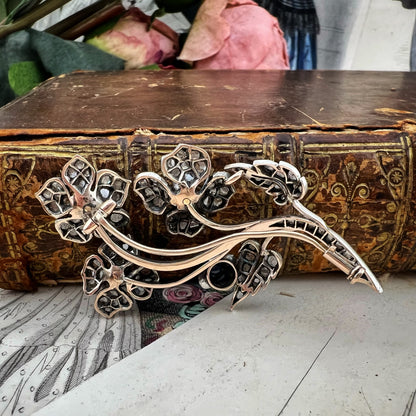 Spilla floreale in oro 18 kt, argento, zaffiri cabochon e diamanti