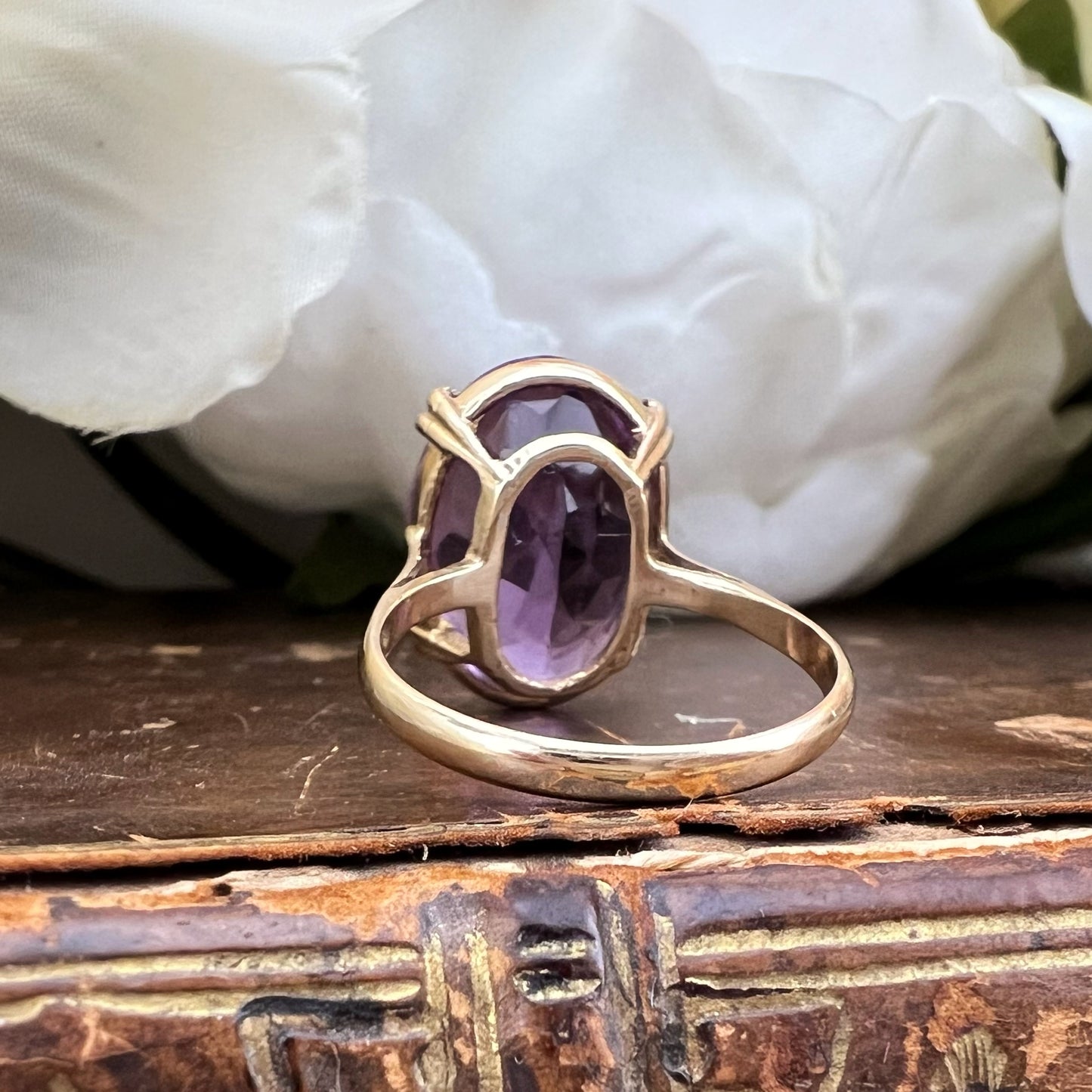 Anello cocktail in oro 9k con ametista taglio ovale ct 9.6, Inghilterra anni ‘60