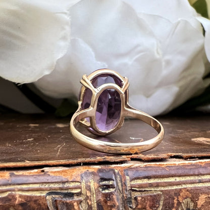 Anello cocktail in oro 9k con ametista taglio ovale ct 9.6, Inghilterra anni ‘60