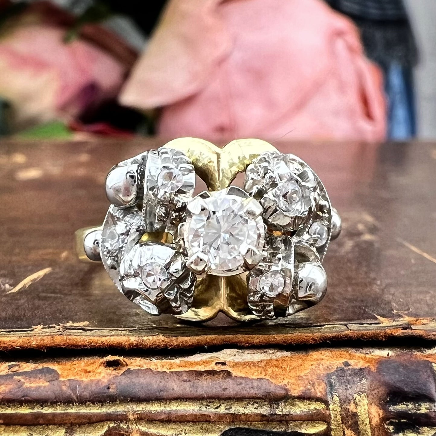 Anello in oro giallo e oro bianco 18 kt con diamanti, Italia, circa 1930
