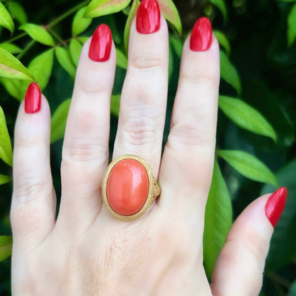 Sontuoso anello in oro giallo 18 carati e grande cabochon di corallo