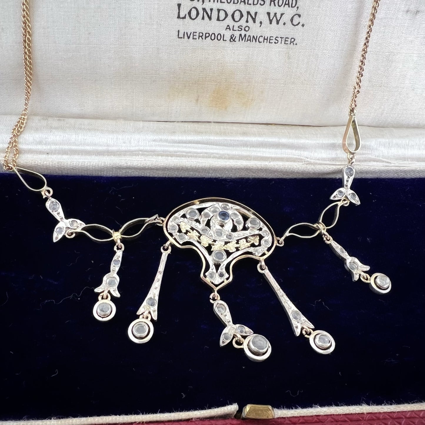 Collier Art Nouveau in oro 9 carati e argento con diamanti a taglio rosa e zaffiro centrale