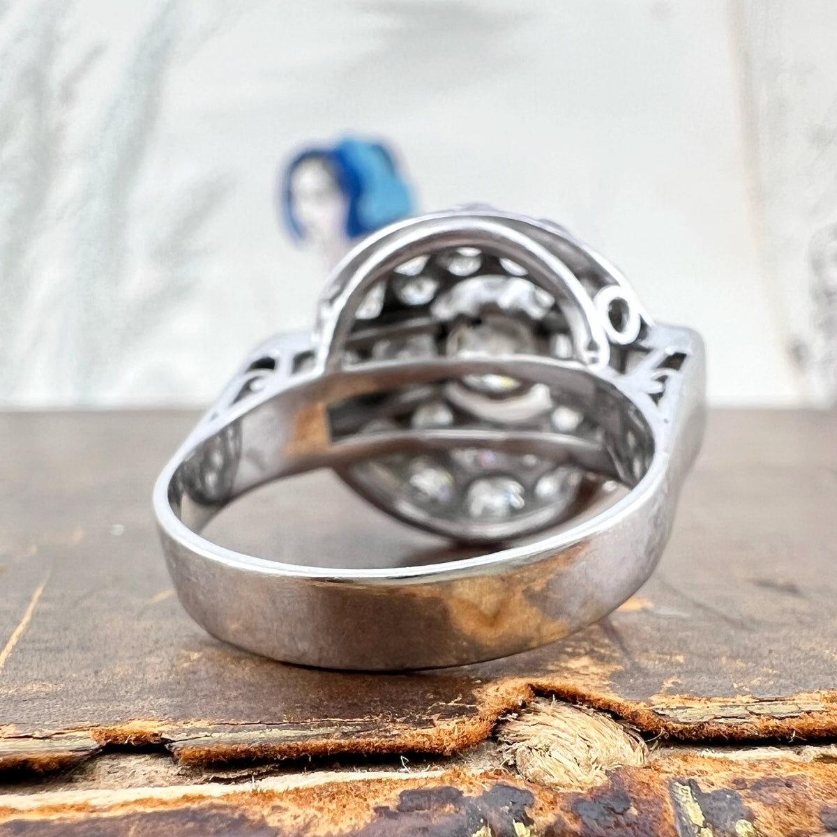 Anello a cupola Art Déco in platino con oltre 4 carati di diamanti – 1920-1940
