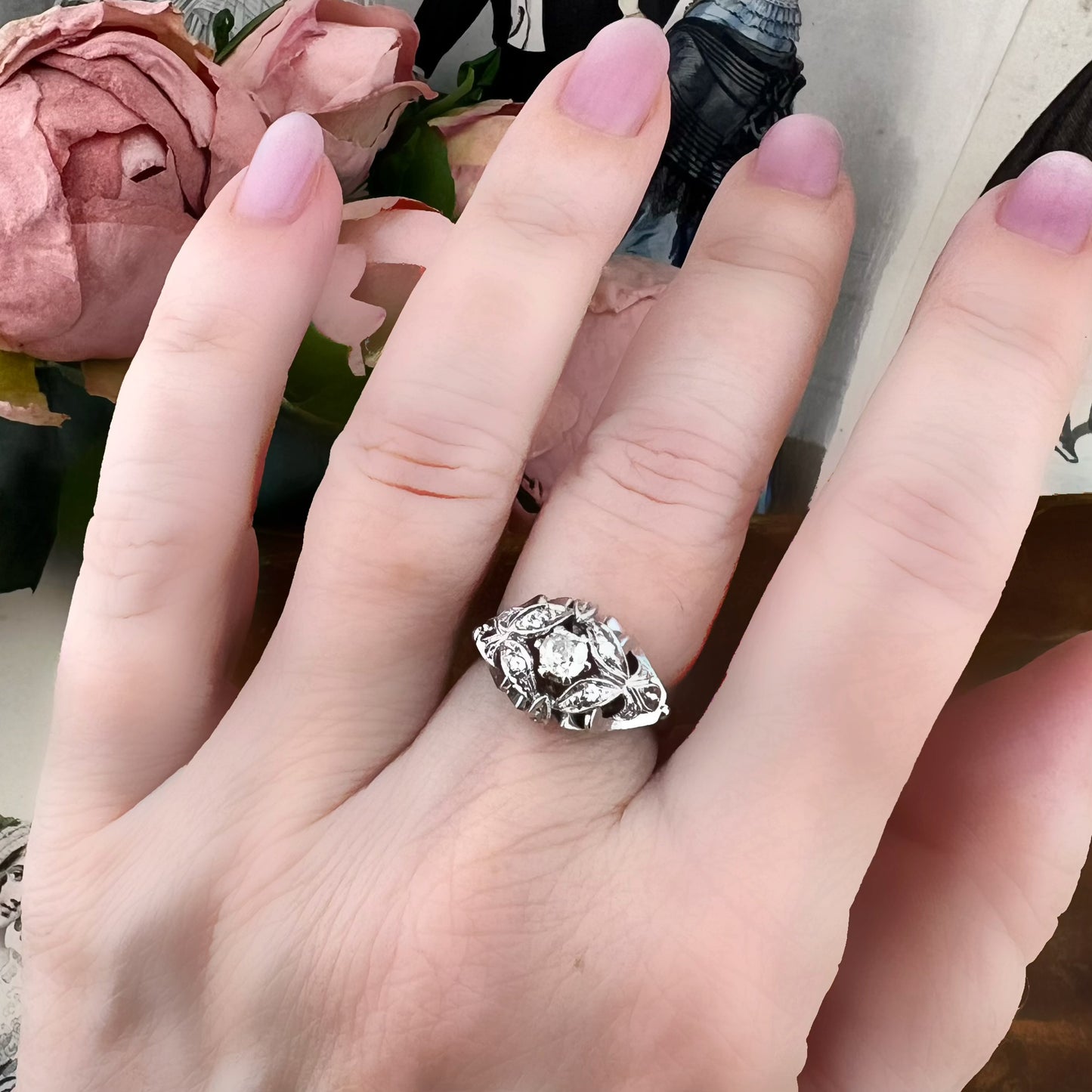 Anello in oro bianco 18 kt con diamante Old Mine Cut e rosette di diamante, Italia, Alessandria, circa 1935