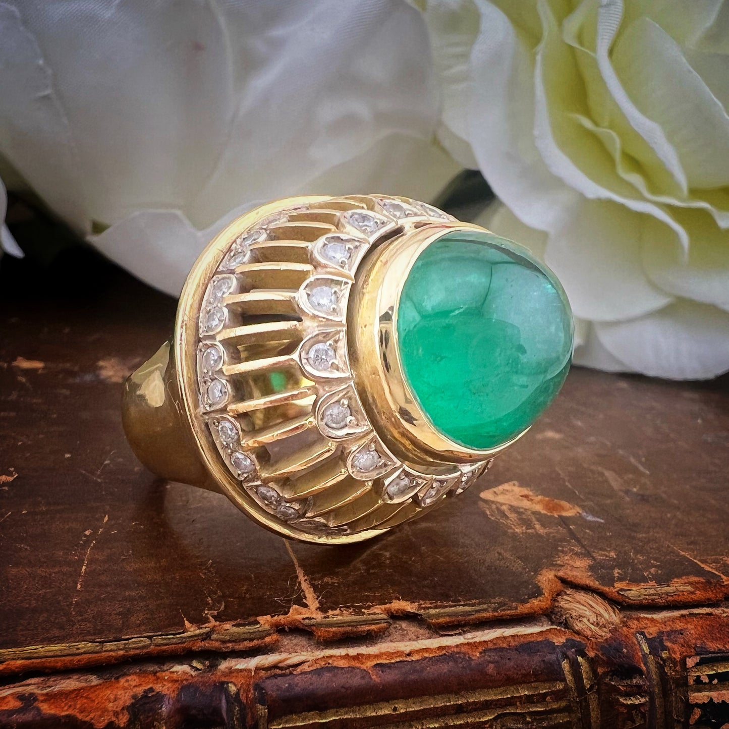 Imponente smeraldo cabochon da 20 ct su oro 18 ct e diamanti