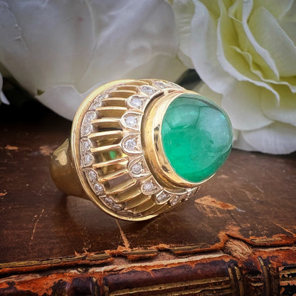 Imponente smeraldo cabochon da 20 ct su oro 18 ct e diamanti
