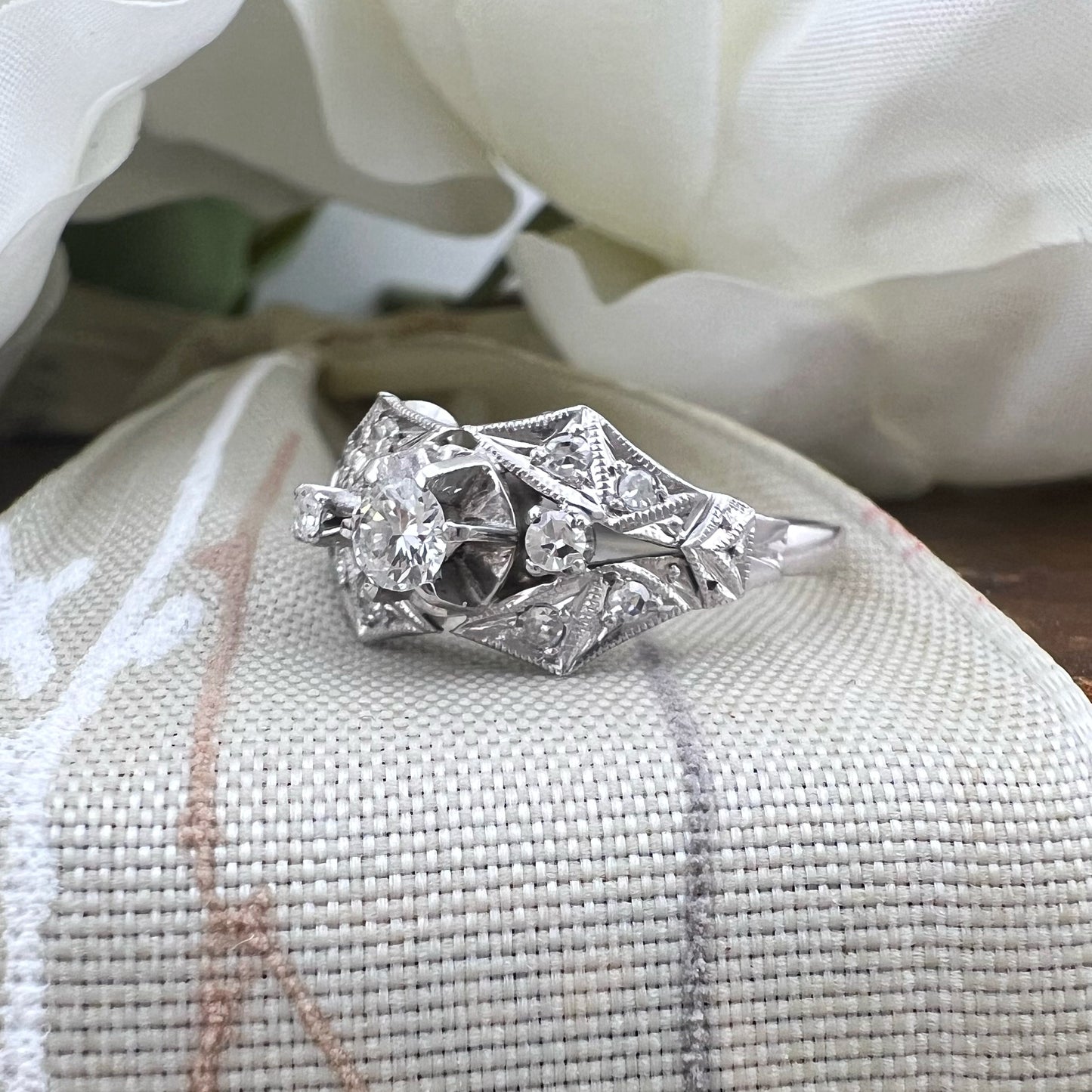 Anello Art Déco in Platino e Diamanti (ca. 1920)