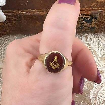 Anello chevalier massonico in oro 9k con corniola incisa del 1974