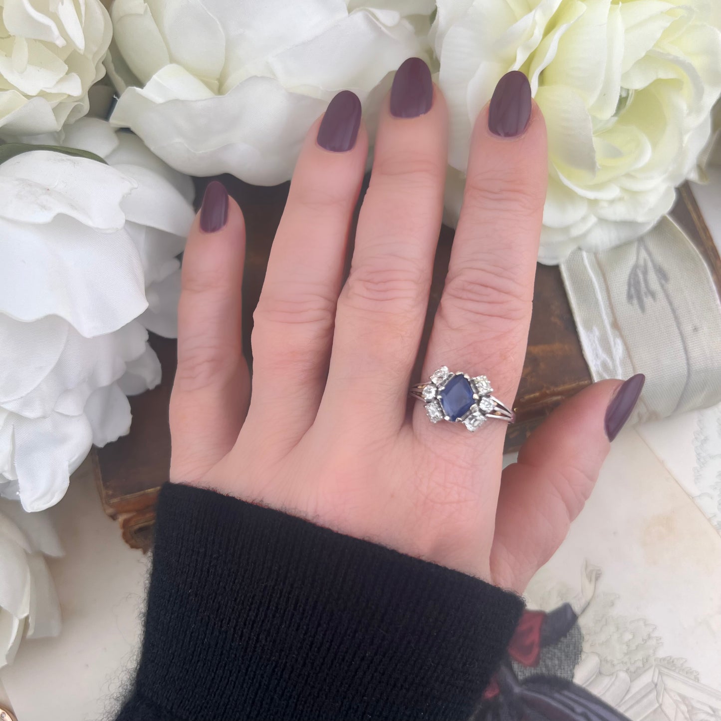 Anello con zaffiro romboidale Burma e diamanti Old Mine cut