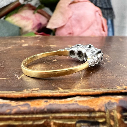 Anello Trilogy Art Déco con Diamanti Vecchia Europa in Oro 18 kt e Platino – Europa, c. 1920