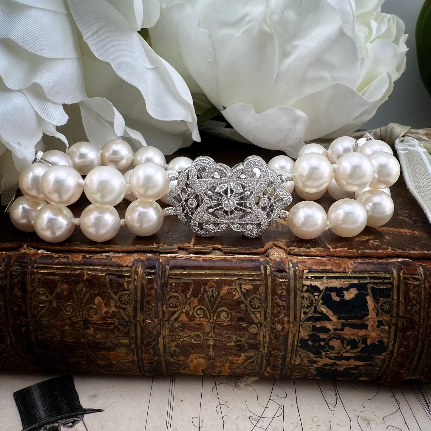 Bracciale vintage in perle Akoya con chiusura importante in oro bianco e diamanti – Anni ’60